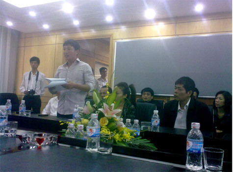 Trong buổi đấu giá căn hộ lần 2 của dự án Petro Vietnam Landmark, chỉ có 6 người trực tiếp đến tham gia đăng kí bốc thăm. (Ảnh: Khuê Hạ)