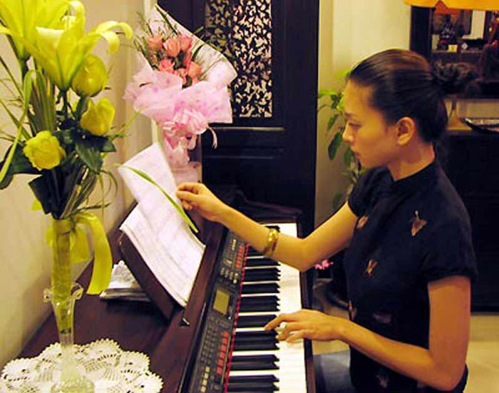 Ngô Thanh Vân cho biết vì bận quay phim và thu âm cho album mới nên cô đã mất gần 1 năm để trang hoàng cho ngôi nhà của mình. Dù không có nhiều không gian rộng, nhưng những vật dụng trong nhà, do đích thân cô chủ chọn theo sở thích, được bày trí khá tinh tế để mang lại sự ấm cúng cho ngôi nhà.