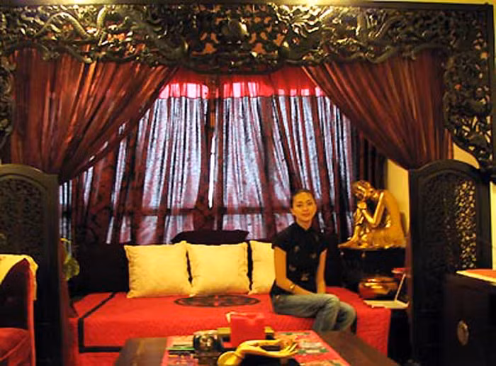 Không xa hoa, lộng lẫy như nhiều bạn đồng nghiệp khác, Ngô Thanh Vân lại chọn cho căn nhà nhỏ bé của mình theo màu sắc của Phật giáo.