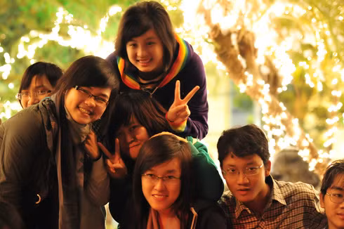 Nhiều bạn trẻ đã lưu lại những khoảnh khắc đáng nhớ nhất tại Hồ Gươm lễ Noel về. (Ảnh: VNE)