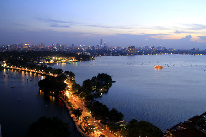 Từ không gian ngoài trời của Summit Lounge bạn có thể chiêm ngưỡng một hồ Trúc Bạch thanh bình, một Tây Hồ sóng sánh ánh vàng trong buổi hoàng hôn, một con đường Thanh Niên duyên dáng uốn lượn bên bóng chùa Trấn Quốc yên bình và cả một Hà Nội ngút tầm mắt nơi chân trời chỉ trong một ánh nhìn. (Ảnh: Như Ý) Từ không gian ngoài trời của Summit Lounge bạn có thể chiêm ngưỡng một hồ Trúc Bạch thanh bình, một Tây Hồ sóng sánh ánh vàng trong buổi hoàng hôn, một con đường Thanh Niên duyên dáng uốn lượn bên bóng chùa Trấn Quốc yên bình và cả một Hà Nội ngút tầm mắt nơi chân trời chỉ trong một ánh nhìn. (Ảnh: Như Ý)