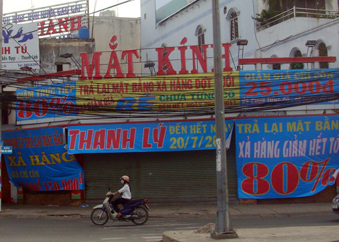 Nhiều cửa hàng trưng biển quảng cáo giảm giá theo kiểu "treo thịt đầu dê bán thịt chó".
