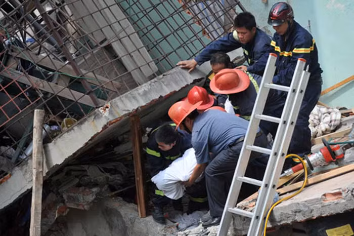 1. Vụ nổ bình gas kinh hoàng tại phố Tạ Quang Bửu (Hà Nội), cướp đi sinh mạng của 2 cháu nhỏ khiến khiến hàng ngàn gia đình giật mình về thói quen sử dụng bếp gas trong gia đình.