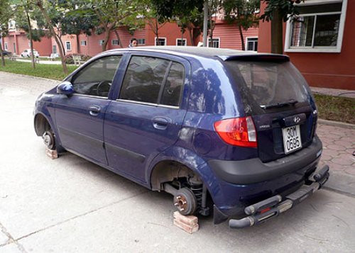 Nạn trộm cắp các phụ tùng ô tô cũng khiến các chủ nhân có xế hộp ở chung cư “ăn ngủ không yên”. Các đây không lâu, người dân bán đảo Linh Đàm (Hà Nội) xôn xao trước việc ôtô Hyundai Getz màu xanh lơ đỗ trước cửa chung cư Nơ 4A bị tháo trộm 4 chiếc bánh xe. Điều đặc biệt là kẻ gian đã kê cẩn thận xe lên 4 chiếc "chân" bằng gạch.