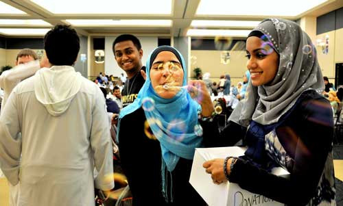 Là quốc gia nổi tiếng với nền văn hóa biển, đa dạng, mang màu sắc huyền thọai, Indonesia được du khách biết đến không chỉ bởi sự trong lành về tự nhiên mà còn ở các giá trị văn hóa truyền thống được bảo lưu khá trọn vẹn. Là quốc gia nổi tiếng với nền văn hóa biển, đa dạng, mang màu sắc huyền thọai, Indonesia được du khách biết đến không chỉ bởi sự trong lành về tự nhiên mà còn ở các giá trị văn hóa truyền thống được bảo lưu khá trọn vẹn.