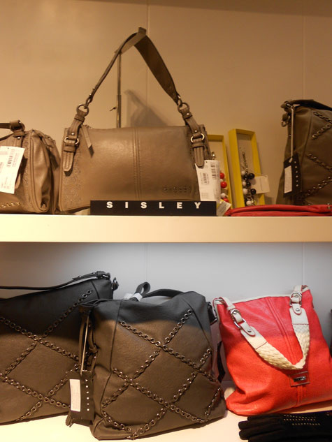 Màu ghi luôn là màu được những phụ nữ trung niên ưa chuộng.