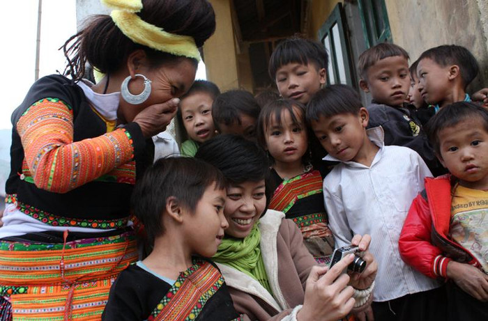 Không chỉ các em học sinh, người lớn nơi đây cũng rất thích thú khi xem mình trong máy ảnh Không chỉ các em học sinh, người lớn nơi đây cũng rất thích thú khi xem mình trong máy ảnh