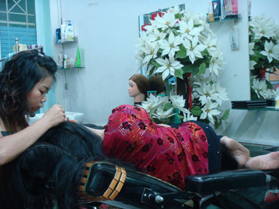 Một chủ quán nhổ tóc bạc tại Hà Nội chia sẻ: ’’Mỗi khách nhổ khoảng 1-2 tiếng, tuỳ theo lượng tóc sâu, tóc bạc và sở thích. Có người muốn nhổ hết tóc bạc nhưng cũng có người chỉ nhổ tóc sâu. Có người rảnh rỗi ngồi 3-4 tiếng nhưng có khách tranh thủ giờ nghỉ trưa chỉ 1 tiếng là ra về. Khách trả tiền theo giờ, 30.000 đồng/tiếng’’. Một chủ quán nhổ tóc bạc tại Hà Nội chia sẻ: ’’Mỗi khách nhổ khoảng 1-2 tiếng, tuỳ theo lượng tóc sâu, tóc bạc và sở thích. Có người muốn nhổ hết tóc bạc nhưng cũng có người chỉ nhổ tóc sâu. Có người rảnh rỗi ngồi 3-4 tiếng nhưng có khách tranh thủ giờ nghỉ trưa chỉ 1 tiếng là ra về. Khách trả tiền theo giờ, 30.000 đồng/tiếng’’.