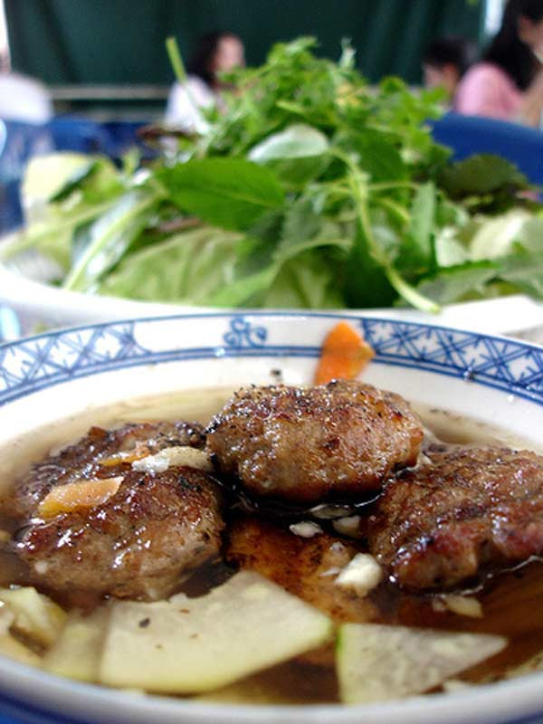 6. Bún chả: Trong tác phẩm Hà Nội ba mươi sáu phố phường có nói đến một người ăn bún chả mà cứ bâng khuâng, náo nức, ngỡ rằng mình đang ở vào cái giây phút hạnh phúc: được nếm một món ăn cổ truyền, ngon mà không món nào sánh được với nó. Người khách vừa ăn, vừa cảm xúc, bật nên lời: Nghìn năm văn vật đất Thăng Long Bún chả là đây có phải không? Hai câu thơ nôm na đánh giá một món ăn “phi phàm”.