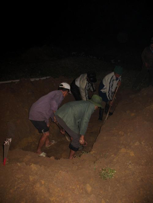 Những gia đình cải táng cho người thân thường kéo điện, mang đèn, dựng rạp che kín phần mộ để tiến hành cải táng. Công việc này thường diễn vào khoảng thời gian ban đêm để hài cốt không tiếp xúc với ánh sáng mặt trời. Bởi, theo quan niệm thì nếu gặp ánh sáng, xương sẽ bị đen và linh hồn của người chết cũng không nhập được vào cốt. (Ảnh: Công lý)