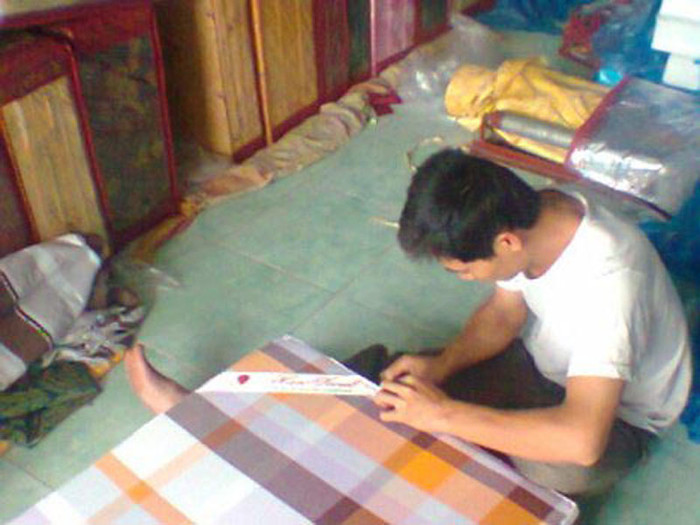 Khi chúng tôi đề cập đến chuyện kèm nhãn mác của Everhom, Everons, Havico, hay Sense, người sản xuất phủi tay: “Nhãn mác quan trọng gì, loại gì cũng có nhưng em có thể mua về rồi may vào sau chứ chị may luôn thì nguy hiểm lắm. Nếu nhà chị lấy thương hiệu của họ nó phạt cho chết. Hôm trước có một người hàng xóm vừa bị phạt xong". Khi chúng tôi đề cập đến chuyện kèm nhãn mác của Everhom, Everons, Havico, hay Sense, người sản xuất phủi tay: “Nhãn mác quan trọng gì, loại gì cũng có nhưng em có thể mua về rồi may vào sau chứ chị may luôn thì nguy hiểm lắm. Nếu nhà chị lấy thương hiệu của họ nó phạt cho chết. Hôm trước có một người hàng xóm vừa bị phạt xong".