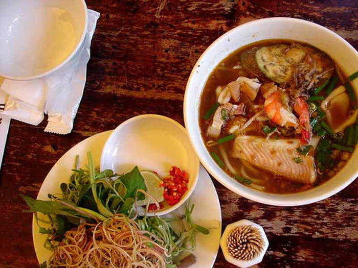 Ở Trà Ôn, người bán bún mắm không nhiều như miệt Trà Vinh, Sóc Trăng, bù lại có tiếng là ngon. Ngon từ sợi bún nhỏ nhắn, tròn trịa, dài mềm mại đến nước lèo, chất mắm. Cách nấu bún mắm ở đây được thêm thắt đôi chút cho hợp khẩu vị của người ăn. Từ đó bún mắm tự dưng được mọi người xem như món ăn "đặc trưng" nơi đây và cả đồng bằng Tây Nam Bộ.