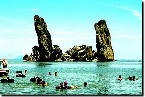 Xuôi về khu du lịch Hòn Chông – xã Bình An, là cảnh sắc tuyệt mỹ của một “Hạ Long phương Nam” cũng là một gợi ý thú vị cho các thầy cô giáo. Xuôi về khu du lịch Hòn Chông – xã Bình An, là cảnh sắc tuyệt mỹ của một “Hạ Long phương Nam” cũng là một gợi ý thú vị cho các thầy cô giáo.