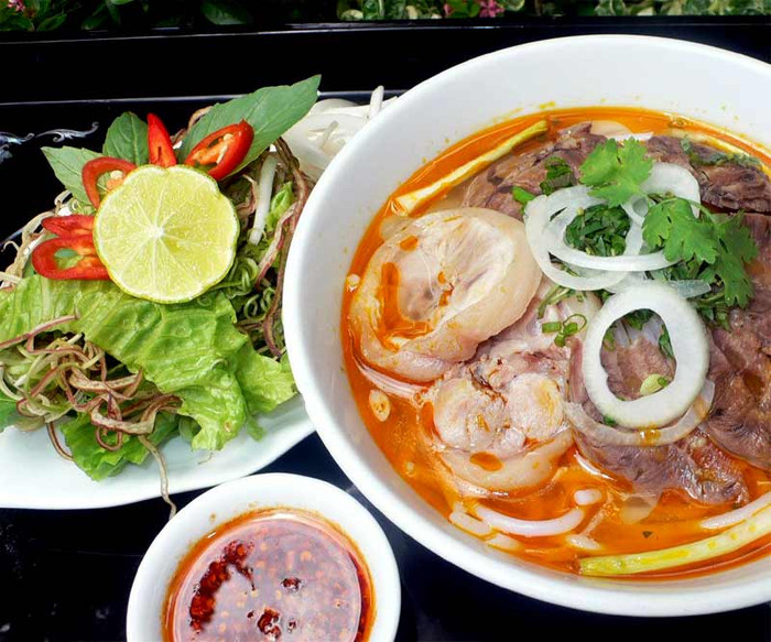 1. Bún Bò Huế: Là một trong những đặc sản của xứ Huế nhưng ngày này, món bún này đã hiện diện ở cả 3 miền đất nước và được thực khách đặc biệt yêu thích. Trong nước dùng của bún, người Huế thường nêm vào một ít mắm ruốc, góp phần làm nên hương vị rất riêng của món ăn này.