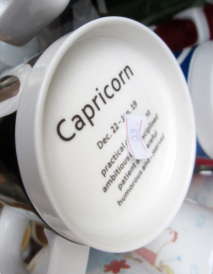 Với những sản phẩm tương tự như này, chủ cửa hàng ở Bát Tràng lại cho rằng là sản phẩm của làng nghề nhưng làm theo đặt hàng của nhà sản xuất nên phải ghi thương hiệu của họ.