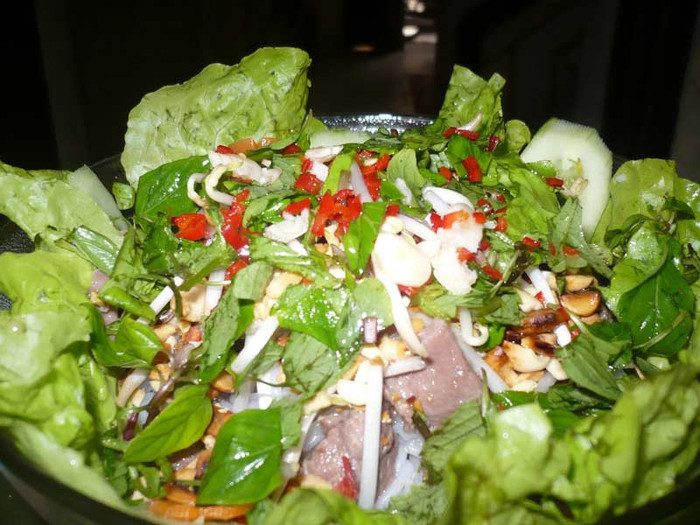 3. Bún bò Nam Bộ: Món bún này đặc biệt ở chỗ không dùng với nước súp vì thế mà từng nguyên liệu dùng vẫn giữ được mùi vị riêng. Tô bún bò với bún tươi, những lát thịt bò mềm xắt mỏng đem xào chín, trộn lẫn với lạc rang giòn và giá đỗ, thêm rau thơm, dưa leo, hẹ tây khô, sau đó rưới nước mắm pha chanh, đường, tỏi, ớt vị đậm đà, cay cay.