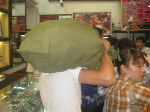 Choáng hơn, những người "lắm tiền" quyết tâm đầu cơ vào kim loại lấp lánh này khi mang cả bao tải tiền đi mua vàng lúc thị trường "sốt" nhất.