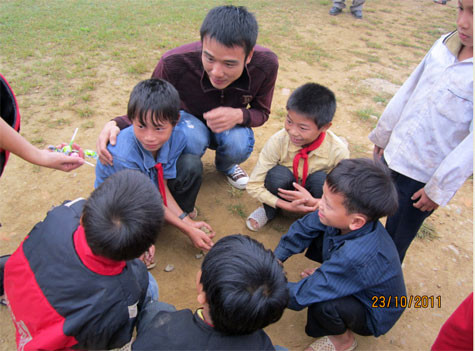 Lý Chung Kiên (làm việc tại Bộ chỉ huy quân sự tỉnh Bắc Ninh): ““Ánh mắt lấm lét nhìn và sự rụt rè đó vẫn ám ảnh tôi, bạn ạ! Thương quá!”. (Ảnh: Tiểu Phương)