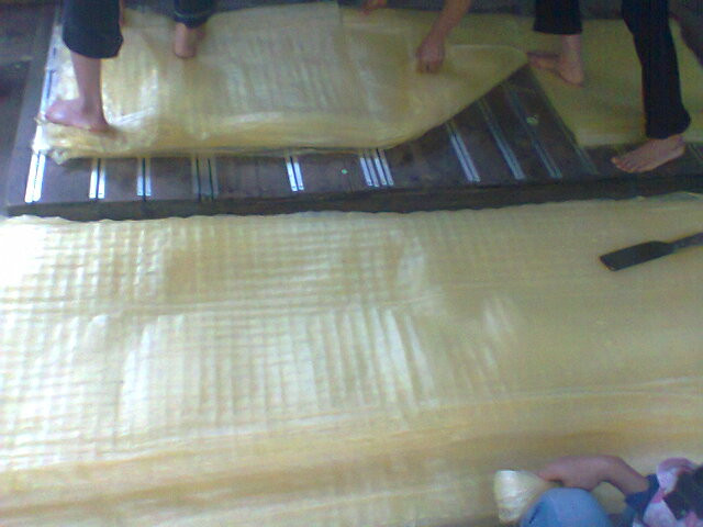 Nhiều người làm hàng cho rằng, miến phải có màu vàng mới dễ bán còn miến mộc khó bán hơn. Do nhu cầu của thị trường nên các hộ đều dùng phẩm để đổi màu miến. Nhiều người làm hàng cho rằng, miến phải có màu vàng mới dễ bán còn miến mộc khó bán hơn. Do nhu cầu của thị trường nên các hộ đều dùng phẩm để đổi màu miến.