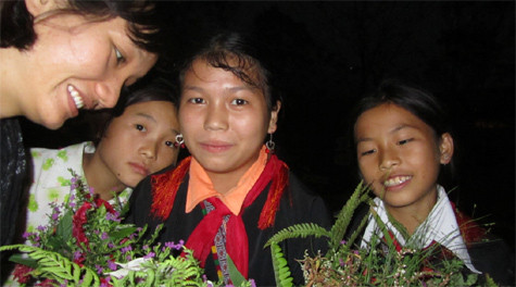 "Không phải tôi đang cho đi mà tôi đang được nhận về, nhận rất nhiều từ những tình cảm nồng ấm của các em nhỏ nghèo vùng cao. Và tôi phải cảm ơn các em về điều đó!" - Chị Ngân chia sẻ. "Không phải tôi đang cho đi mà tôi đang được nhận về, nhận rất nhiều từ những tình cảm nồng ấm của các em nhỏ nghèo vùng cao. Và tôi phải cảm ơn các em về điều đó!" - Chị Ngân chia sẻ.