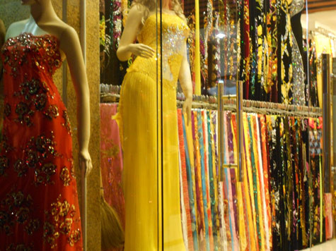 Thích hợp cho mùa đông, bạn nên chọn chất liệu nhung cho áo dài, vừa sang trọn lại vừa quý phái.