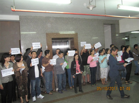 Đông đảo cư dân 93 Lò Đúc tập trung đấu tranh đòi mở lại thang máy đang đóng. Đông đảo cư dân 93 Lò Đúc tập trung đấu tranh đòi mở lại thang máy đang đóng.