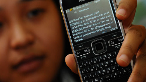 Liên tục nhận được tin nhắn với lời lẽ mời chào tham gia chương trình 'triệu phú SMS', khách hàng của VinaPhone bức xúc vì bị làm phiền. Liên tục nhận được tin nhắn với lời lẽ mời chào tham gia chương trình 'triệu phú SMS', khách hàng của VinaPhone bức xúc vì bị làm phiền.