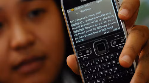 Liên tục nhận được tin nhắn với lời lẽ mời chào tham gia chương trình 'triệu phú SMS', khách hàng của VinaPhone bức xúc vì bị làm phiền.