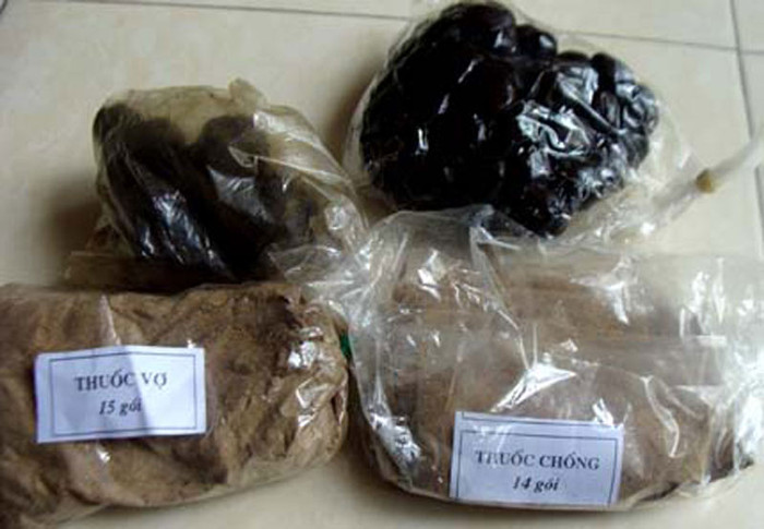 Mong rằng các cơ quan, ban, ngành, chức năng cần quyết liệt hơn nữa trong công tác kiểm tra việc hành nghề không giấy phép của các “lang băm” để người dân không còn nỗi lo “tiền mất tật mang”! (Trong ảnh là bài thuốc... đẻ con trai 100%!).