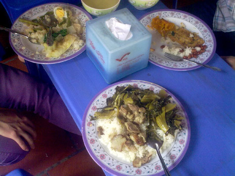 Suất ăn nghèo nàn tại căn tin của sinh viên trường Đại học Bách Khoa Hà Nội. "Với chừng ấy tiền, mình buộc phải ăn tại các quán cơm bình dân này, còn nếu có thêm tiền chẳng dại gì mình ăn ở đây!". Suất ăn nghèo nàn tại căn tin của sinh viên trường Đại học Bách Khoa Hà Nội. "Với chừng ấy tiền, mình buộc phải ăn tại các quán cơm bình dân này, còn nếu có thêm tiền chẳng dại gì mình ăn ở đây!".