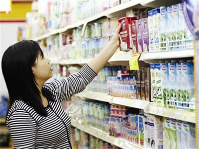 Nhiều bà mẹ tin rằng: Sữa trên thị trường phần lớn là sữa tươi trong khi thực chất nhiều loại chỉ là sữa hoàn nguyên, được chế biến từ sữa bột. Nhiều bà mẹ tin rằng: Sữa trên thị trường phần lớn là sữa tươi trong khi thực chất nhiều loại chỉ là sữa hoàn nguyên, được chế biến từ sữa bột.