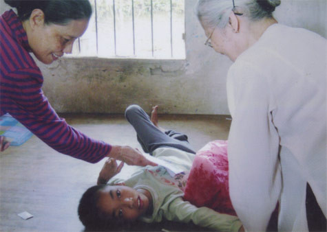 Cứ nghe phong phanh nơi đâu có gia đình khó khăn, trẻ con không có áo mặc, người già neo đơn là bà đi...