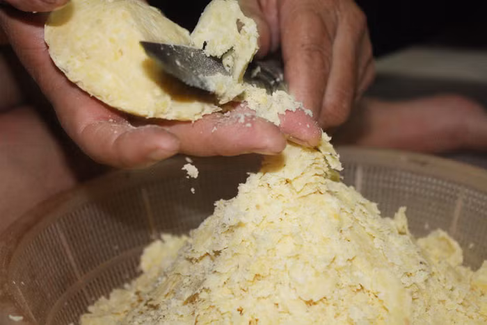 Xéo ngon là đỗ sau khi chín được nắm lại thật chặt và dùng dao sắc, mỏng cắt thật đều tay.