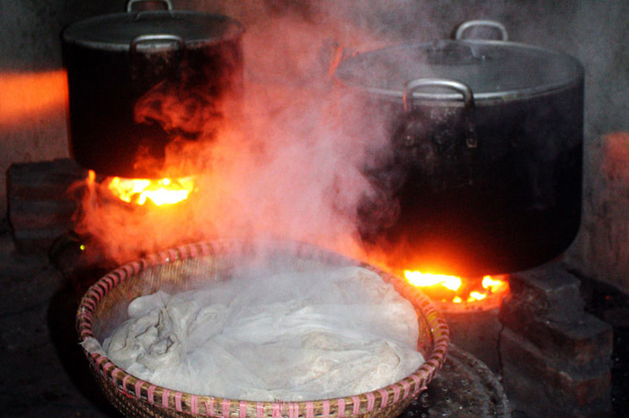 Mỗi ngày bà Hồng dùng 30kg gạo để nấu 1 yến xôi lạc, 1 yến xôi xéo, còn lại là xôi vừng dừa và đỗ xanh. Do vậy, trên bếp nhà bà lúc nào cũng phải dùng 2 xoong to. Mỗi ngày bà Hồng dùng 30kg gạo để nấu 1 yến xôi lạc, 1 yến xôi xéo, còn lại là xôi vừng dừa và đỗ xanh. Do vậy, trên bếp nhà bà lúc nào cũng phải dùng 2 xoong to.