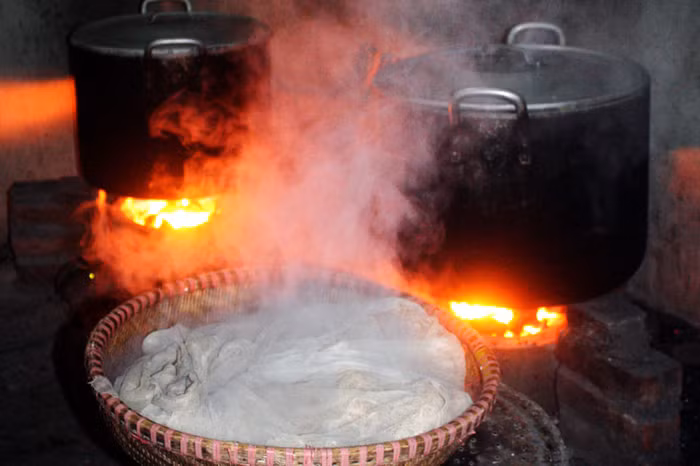 Mỗi ngày bà Hồng dùng 30kg gạo để nấu 1 yến xôi lạc, 1 yến xôi xéo, còn lại là xôi vừng dừa và đỗ xanh. Do vậy, trên bếp nhà bà lúc nào cũng phải dùng 2 xoong to.