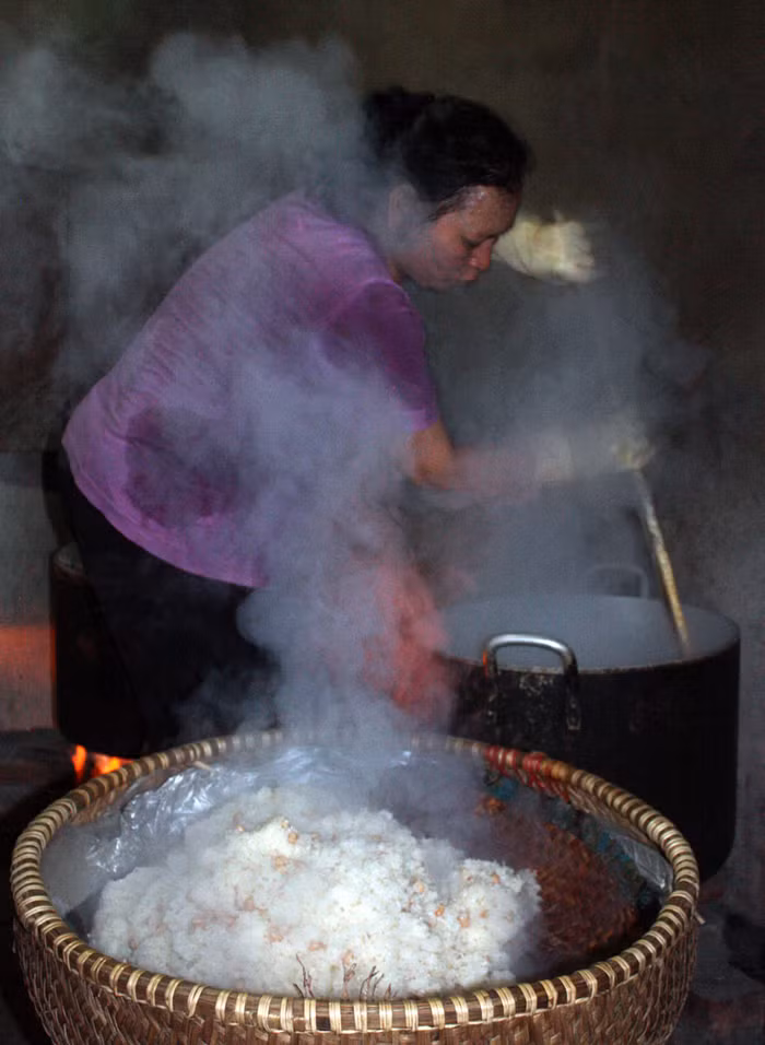 Xôi chín được dỡ ra thúng, nghi ngút khói, thơm phức…chứa hồn, tâm huyết, mồ hôi, công sức của người làng Kẻ Gạ luôn muốn giữ nghề truyền thống cha ông để lại.