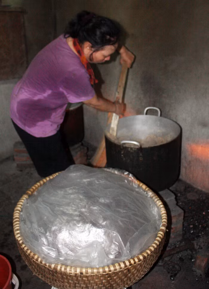 Xôi nấu xong, muốn giữ được nhiệt thì phải có một lớp vỉ cói, thiếc bọc ở dưới, có vậy xôi mới nóng cho đến gói cuối cùng khi bán cho khách hàng.