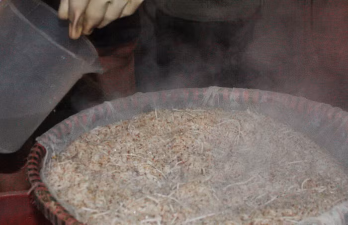 Khi các công việc chuẩn bị đồ nghề và xéo đã xong thì cũng là lúc xôi chín tới. Lúc này, muốn có xôi thật dẻo, hạt se lại thì phải bỏ ra và cho thêm chút nước, sau đó cho vào nấu tiếp đến khi được thì bỏ ra.