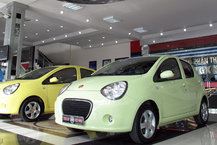 Trao đổi về hiện tượng này, chuyên gia về khí thải, thạc sĩ công nghệ ôtô Nguyễn Minh Đồng cho biết ôtô, xe máy đều thải ra nhiều khí độc như CO, CO2, hydro carbon. Trong số đó, khí thải CO là chất không mùi, có khả năng hấp thụ oxy, khi ôtô nổ máy trong nhà kín và nhỏ thì các nạn nhân sẽ bị chết ngạt theo cách lịm dần đi. Đó là chưa kể khí hydro carbon và chất bay mùi trong xăng cũng có tác động tương tự. Trao đổi về hiện tượng này, chuyên gia về khí thải, thạc sĩ công nghệ ôtô Nguyễn Minh Đồng cho biết ôtô, xe máy đều thải ra nhiều khí độc như CO, CO2, hydro carbon. Trong số đó, khí thải CO là chất không mùi, có khả năng hấp thụ oxy, khi ôtô nổ máy trong nhà kín và nhỏ thì các nạn nhân sẽ bị chết ngạt theo cách lịm dần đi. Đó là chưa kể khí hydro carbon và chất bay mùi trong xăng cũng có tác động tương tự.