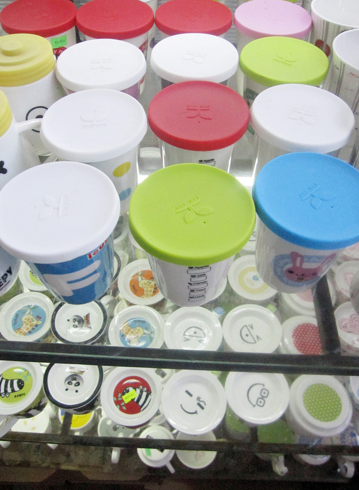 Mặc dù Ban quản lý chợ Bát Tràng đã có quy định không bán hàng Trung Quốc, nhưng những chiếc cốc "made in China" vẫn được bày bán công khai tại một số cửa hàng.