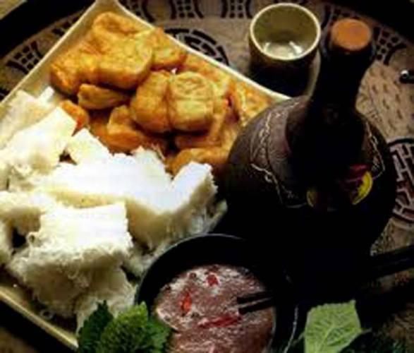 Chọn cho mình một chỗ ngồi, việc đầu tiên là bạn hãy cảm nhận không khí tại đây. Ngắm nhìn chị chủ hàng mặt đỏ hồng vì lửa bếp, lúc thoắt đảo những bìa đậu đang reo trong chảo, thoắt lại lách cách cắt bún với những động tác thuần thục. Chỉ một thoáng thôi, món ăn mà bạn đang khao khát thưởng thức sẽ được bày ra: chiếc bát nhỏ mắm tôm được đánh bông, đĩa bún trắng được cắt thành từng miếng nhỏ, đĩa ớt tươi đỏ thắm, đĩa rau sống xanh mát ... Tất cả khiến bạn thấy đói cồn cào mặc dù mới dùng bữa.