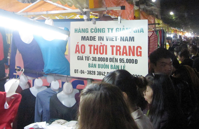 Trong khi đó, những gian hàng treo biển “Made in Viet Nam” như thế này phải tìm mỏi mắt khách hàng mới thấy. Trong khi đó, những gian hàng treo biển “Made in Viet Nam” như thế này phải tìm mỏi mắt khách hàng mới thấy.