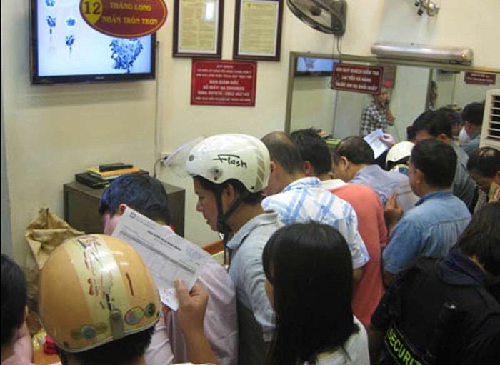 Mỗi khi vàng lên hay xuống, "phố vàng" Trần Nhân Tông lại có rất nhiều người dân chen chúc, xếp hàng để mua bán vàng. (Ảnh: Tuổi trẻ) Mỗi khi vàng lên hay xuống, "phố vàng" Trần Nhân Tông lại có rất nhiều người dân chen chúc, xếp hàng để mua bán vàng. (Ảnh: Tuổi trẻ)