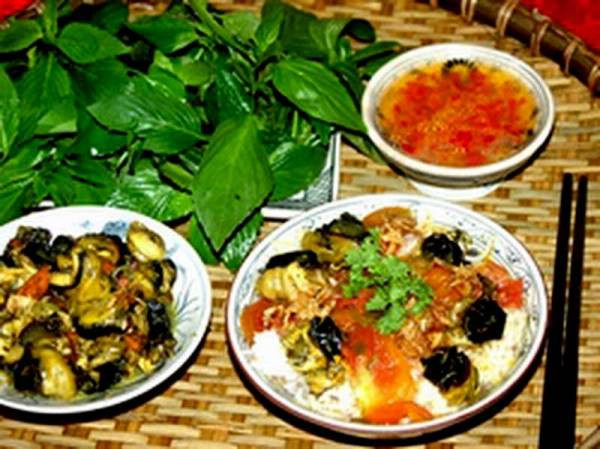 9. Bún ốc: Với những bạn thích ăn ốc thì bún ốc là một trong những món không thể thiếu. Đây là món ăn đặc sắc của người dân Hà Thành. Sau cả tuần bội thực đồ ăn, một tô bún ốc làm cho ta cảm thấy nhẹ nhàng, ngon miệng.
