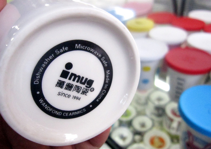 Tại làng gốm truyền thống Bát Tràng, chỉ cần lật mặt dưới của sản phẩm, người xem sẽ thấy hiện lên chữ Trung Quốc hoặc “Made in China”. Tại làng gốm truyền thống Bát Tràng, chỉ cần lật mặt dưới của sản phẩm, người xem sẽ thấy hiện lên chữ Trung Quốc hoặc “Made in China”.