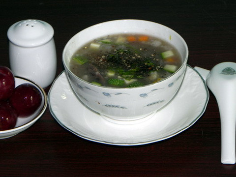 Gần đây, một vài nhà hàng của Sài Gòn đã giới thiệu đến giới ẩm thực món cháo nhung hươu có giá thành 200.000-500.000 đồng/chén, tùy theo yêu cầu của thực khách. Một trong số đó là nhà hàng chuyên hải sản Biển Đông 5. Nhà hàng Biển Đông 5 có 2 món ăn về nhung hươu là cháo nhung hươu thường và cháo nhung hươu rau củ. Cách chế biến 2 món này gần giống nhau, bởi cháo được nấu chung một nồi, và nếu vị khách nào muốn thêm rau củ thì cà rốt, bí, củ cải trắng sẽ được thái hạt lựu, cho vào chén rồi mới múc cháo vào. (Ảnh: Bưu điện Việt Nam) Gần đây, một vài nhà hàng của Sài Gòn đã giới thiệu đến giới ẩm thực món cháo nhung hươu có giá thành 200.000-500.000 đồng/chén, tùy theo yêu cầu của thực khách. Một trong số đó là nhà hàng chuyên hải sản Biển Đông 5. Nhà hàng Biển Đông 5 có 2 món ăn về nhung hươu là cháo nhung hươu thường và cháo nhung hươu rau củ. Cách chế biến 2 món này gần giống nhau, bởi cháo được nấu chung một nồi, và nếu vị khách nào muốn thêm rau củ thì cà rốt, bí, củ cải trắng sẽ được thái hạt lựu, cho vào chén rồi mới múc cháo vào. (Ảnh: Bưu điện Việt Nam)