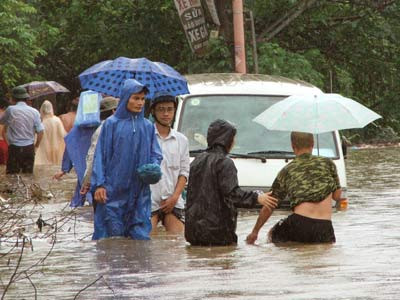 Theo nhận định, rất có thể khi đi đến đoạn đường sát bờ sông Lừ, do bị ngập nước, ô tô chết máy nên 2 người trong xe đã kéo cửa kính lên ngủ lại để trông ô tô và bị chết ngạt. Theo nhận định, rất có thể khi đi đến đoạn đường sát bờ sông Lừ, do bị ngập nước, ô tô chết máy nên 2 người trong xe đã kéo cửa kính lên ngủ lại để trông ô tô và bị chết ngạt.