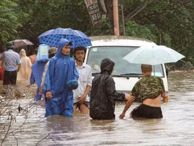 Theo nhận định, rất có thể khi đi đến đoạn đường sát bờ sông Lừ, do bị ngập nước, ô tô chết máy nên 2 người trong xe đã kéo cửa kính lên ngủ lại để trông ô tô và bị chết ngạt.