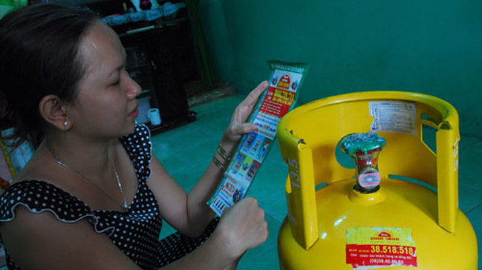 7. Theo các công ty gas có thương hiệu, khi mua gas cần biết địa chỉ đại lý, cửa hàng gas, không nên chỉ gọi qua điện thoại; khi tiếp cận các tờ rơi quảng cáo, cần cảnh giác hỏi kỹ địa chỉ vì phần lớn chỉ in số điện thoại không dây hoặc di động; khi thấy khả nghi phải yêu cầu xem giấy tờ, thẻ của nhân viên đưa gas và kiểm chứng số điện thoại đường dây nóng của đại lý gas. 7. Theo các công ty gas có thương hiệu, khi mua gas cần biết địa chỉ đại lý, cửa hàng gas, không nên chỉ gọi qua điện thoại; khi tiếp cận các tờ rơi quảng cáo, cần cảnh giác hỏi kỹ địa chỉ vì phần lớn chỉ in số điện thoại không dây hoặc di động; khi thấy khả nghi phải yêu cầu xem giấy tờ, thẻ của nhân viên đưa gas và kiểm chứng số điện thoại đường dây nóng của đại lý gas.