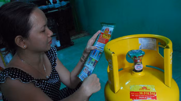 7. Theo các công ty gas có thương hiệu, khi mua gas cần biết địa chỉ đại lý, cửa hàng gas, không nên chỉ gọi qua điện thoại; khi tiếp cận các tờ rơi quảng cáo, cần cảnh giác hỏi kỹ địa chỉ vì phần lớn chỉ in số điện thoại không dây hoặc di động; khi thấy khả nghi phải yêu cầu xem giấy tờ, thẻ của nhân viên đưa gas và kiểm chứng số điện thoại đường dây nóng của đại lý gas.